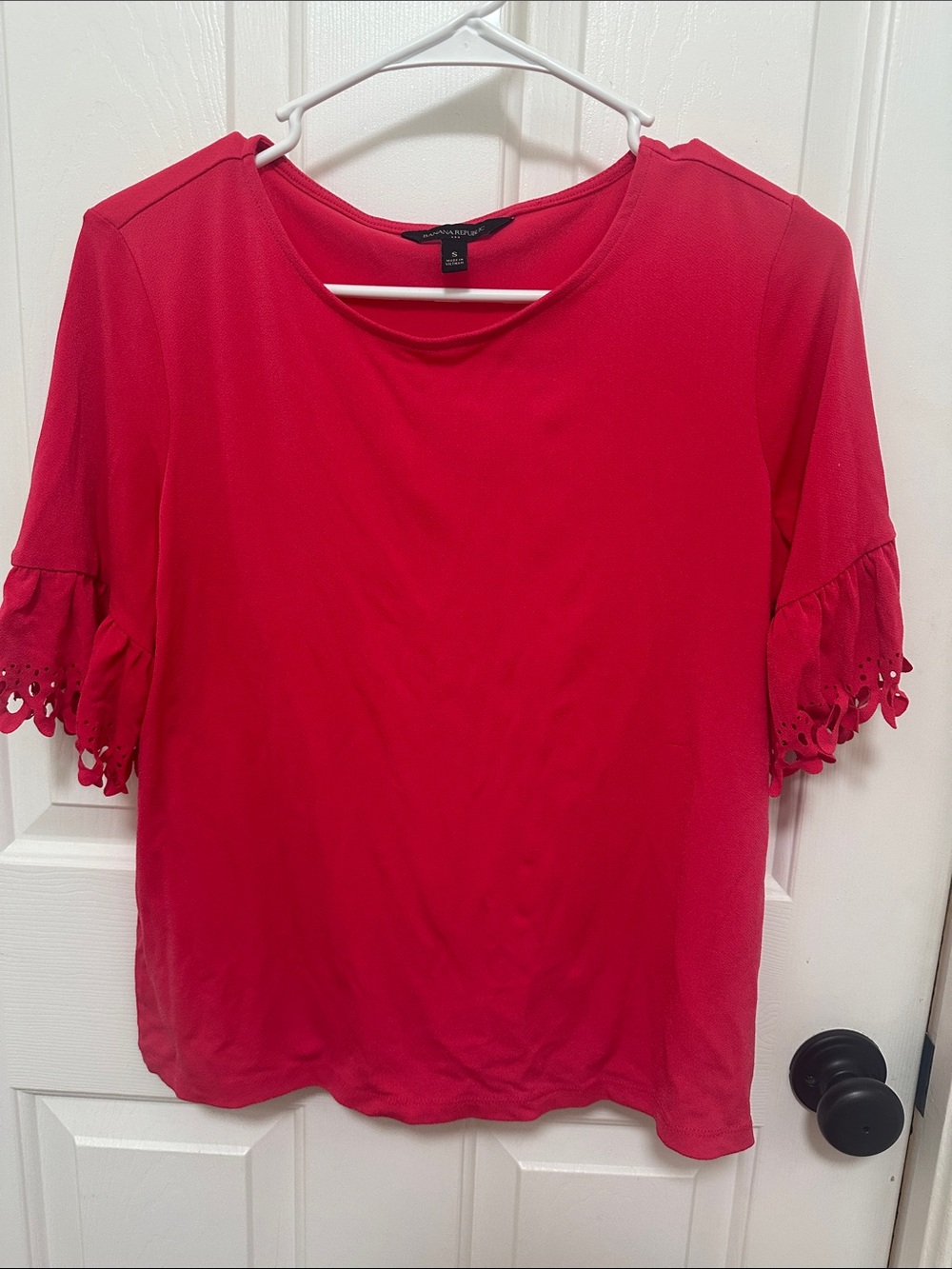 0191 Banana Republic red Short Sleeve Eyelet Trim Blouse size small